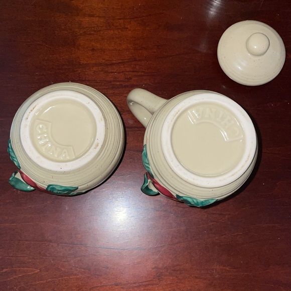 Cracker Barrel Cream & Sugar Set w Lid Country Apple Design Embossed 3D - Picture 4 of 5